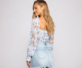 Sieht frisch aus in diesem bauchfreien Chiffon-Top mit Blumenmuster
